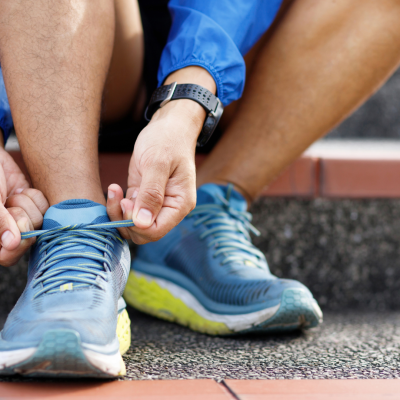 Persona preparándose para volver al deporte después de una lesión con enfoque de reintegro deportivo seguro.